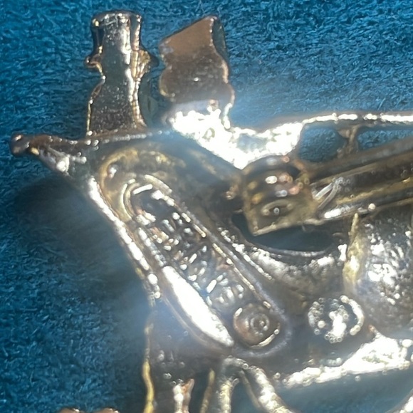 Gerry’s Christmas Sleigh Brooch Pin - Picture 5 of 6